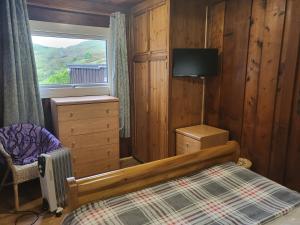 Een bed of bedden in een kamer bij Indigo Lodge - Aberdovey