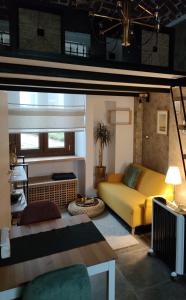 - un salon avec un canapé jaune dans l'établissement 900 meters from Metro&Station CEVA STUDIO, à Turin