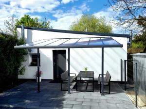 a patio with a blue umbrella and a table and chairs at Apartament Glamour in Gniezno
