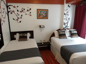 2 Betten in einem Hotelzimmer mit in der Unterkunft Inkas Land in Machu Picchu