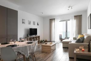 a living room with a table and a couch at SURFERS PARADISE in Peniche