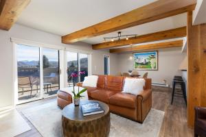 uma sala de estar com um sofá e uma mesa em Snowmass Mountain by Snowmass Vacations em Snowmass Village