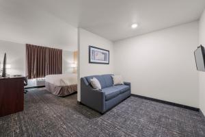 Postel nebo postele na pokoji v ubytování Cobblestone Hotel & Suites - Urbana
