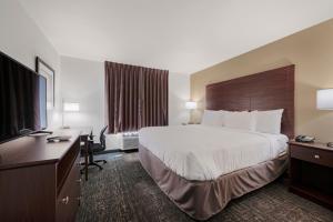 Postel nebo postele na pokoji v ubytování Cobblestone Hotel & Suites - Urbana