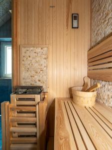 Pokój z drewnianymi ścianami i drewnianym łóżkiem piętrowym w obiekcie Santoro Suite w mieście Positano