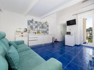 Televízia a/alebo spoločenská miestnosť v ubytovaní Santoro Suite - De Vivo Realty Sorrento