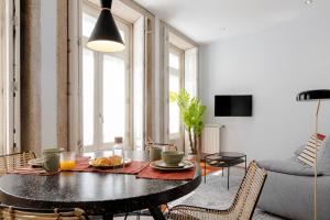 una sala de estar con una mesa con comida. en Impar luxury residence, en Oporto