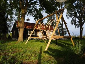 une balançoire située en face d'une maison dans l'établissement Bed and Breakfast Warm Welkom, à Wezep