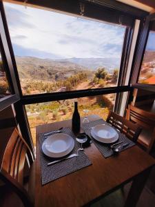 una mesa con platos y un jarrón encima de una ventana en Casa Dona Alzira, en Arganil