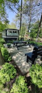 a picnic table and benches in a park at Evenrust, gelegen nabij het Pieterpad in Coevorden