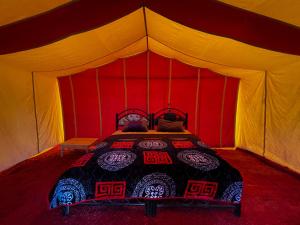 Postel nebo postele na pokoji v ubytování Bivouac Les Nomades & Foum zguid to chegaga tours
