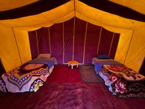 Postel nebo postele na pokoji v ubytování Bivouac Les Nomades & Foum zguid to chegaga tours