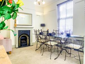 ヨークにあるThe Vines - Stunning Period Home With Free Parkingのダイニングルーム(テーブル、椅子、暖炉付)