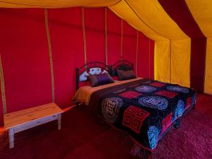 Postel nebo postele na pokoji v ubytování Bivouac Les Nomades & Foum zguid to chegaga tours