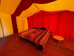 Postel nebo postele na pokoji v ubytování Bivouac Les Nomades & Foum zguid to chegaga tours