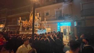 tłum ludzi stojących przed budynkiem w obiekcie Hotel Boutique Andalucia w mieście Fuengirola