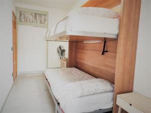 1 Schlafzimmer mit 2 Etagenbetten in einem Zimmer in der Unterkunft Lovely apartment in Calafell