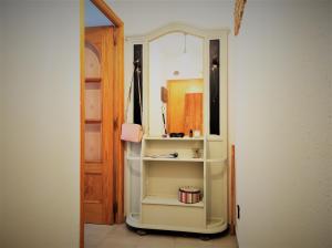 カラフェルにあるLovely apartmentの冷蔵庫のある開いたドアのある部屋 +2枚の写真