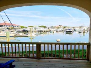 een balkon met uitzicht op een jachthaven met boten bij Inn at Camachee Harbor View 12 in St. Augustine