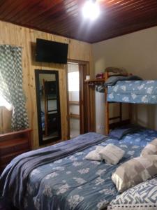 ein Schlafzimmer mit einem Etagenbett und einem Spiegel in der Unterkunft Casa Da Severina in Campos do Jordão