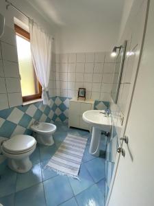 La salle de bains est pourvue de toilettes et d'un lavabo. dans l'établissement SunSea Apartments Pisciotta, à Pisciotta