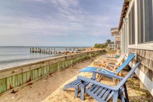 un par de sillas azules sentadas en la playa en Wild Oak Oasis, en Oak Bluffs