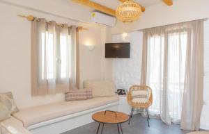 un soggiorno con divano e tavolo di Ampelos Residence Naxos a Naxos Chora