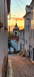 una calle adoquinada en una ciudad con un edificio en Casa Dona Alzira, en Arganil