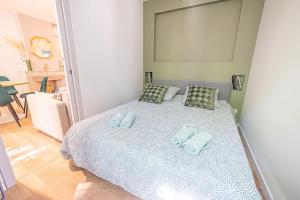 a bedroom with a bed with two towels on it at Le Casa-blanca Magnifique Appartement chic&cosy in Collobrières