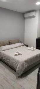 una camera da letto con un letto con due asciugamani sopra di Guest House Via Milano a Catanzaro