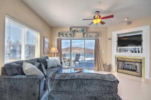 sala de estar con sofá y chimenea en Lakefront Ozark Condo with Views and Boat Slip!, en Lake Ozark