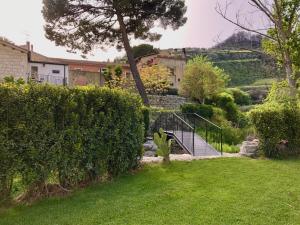 un escalier dans un jardin avec une pelouse dans l'établissement Locanda Angelica, à Giarratana