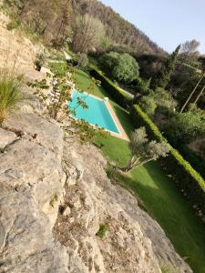 an overhead view of a swimming pool in a garden at Locanda Angelica in Giarratana