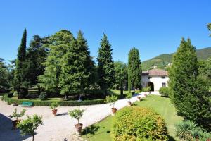 Barbarano VicentinoにあるIl Castelloの木々と建物のある庭園の景色