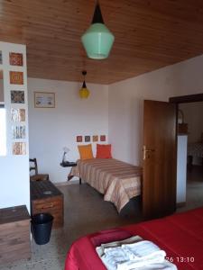 - une chambre avec un lit et un plafond en bois dans l'établissement Nni Turiddu, à Cammarata