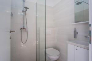 木洛希尼Villa Sommerzauber的带淋浴和卫生间的白色浴室 更多54张照片