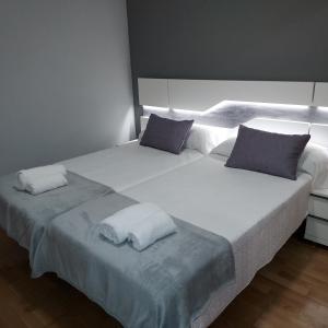 Posteľ alebo postele v izbe v ubytovaní RUA ZAPATERIA 10 PLASENCIA