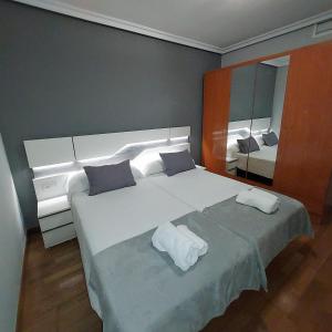 Posteľ alebo postele v izbe v ubytovaní RUA ZAPATERIA 10 PLASENCIA + 22 fotografií