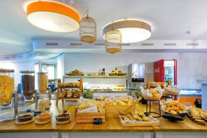 una panadería con muchos tipos diferentes de alimentos expuestos en Aqua Suites, en Puerto del Carmen