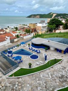 una vista aérea de una piscina y el océano en Terrazzo Ponta Negra 2 Quartos Vista Mar, en Natal