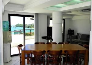comedor con mesa y vistas al océano en 1060 - Cobertura Duplex com Linda Vista Para o Mar, en Bombinhas