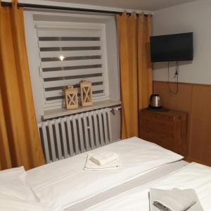 una camera con un letto bianco e una finestra di Willa ASPEN a Szklarska Poręba