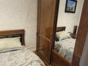 宰拉勒达Maison confortable vue sur mer的有两张床和一面镜子的卧室