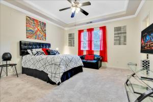 een slaapkamer met een bed en een plafondventilator bij Atlanta Private Charming Room 1 with private bathroom in Atlanta