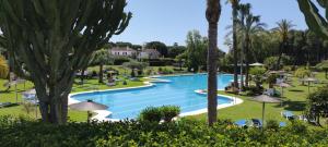 Fotografia z galérie ubytovania Precioso Ático en Playa con Piscina v destinácii Estepona