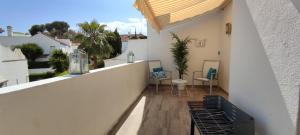 Fotografia z galérie ubytovania Precioso Ático en Playa con Piscina v destinácii Estepona