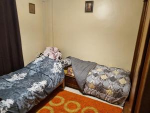two beds sitting next to each other in a bedroom at Bel appartement proche de l'aéroport in Alger