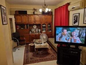 a living room with a flat screen tv at Bel appartement proche de l'aéroport in Alger