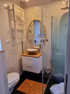 A bathroom at Karwia Plaza - Apartaments - Domki z basenem, jacuzzi i sauną