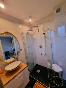 A bathroom at Karwia Plaza - Apartaments - Domki z basenem, jacuzzi i sauną